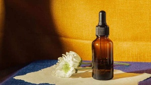 Hair Oil vs. Hair Serum: Which is the Right Choice for Your Hair?
Alternatively:
Unlock Your Best Hair: Choosing Between Hair Oil and Serum for a Healthy Mane