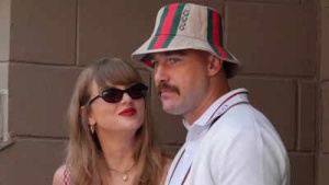 Body Language Expert Decodes Taylor Swift and Travis Kelce's 