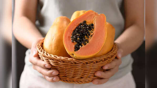 Bright and refreshing papaya slices.