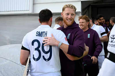 Ben Stokes congratulates Jamie Smith after England's victory