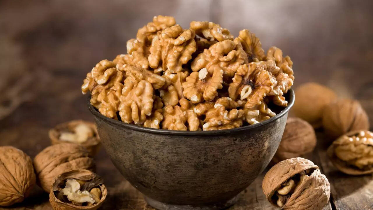 5 people who should avoid eating walnuts